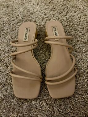 Steve Madden Beige Block Sandal Size 7